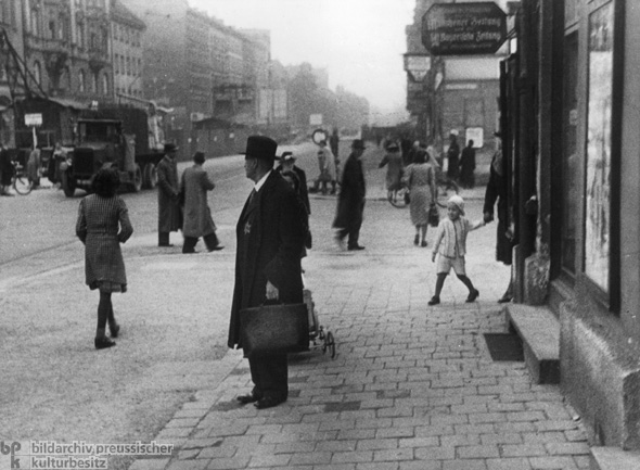 Ein Jüdischer Herr mit dem obligatorischen gelben Stern an der Jacke (November 1941)